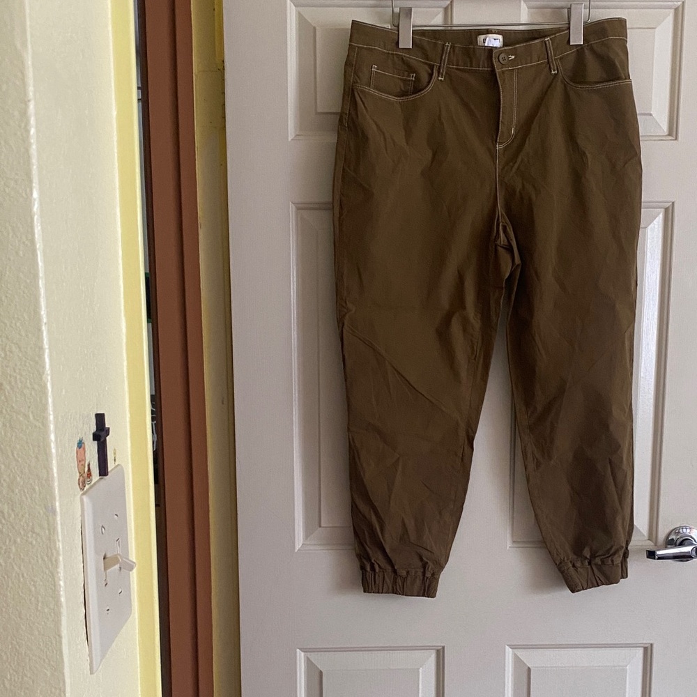 NWOT L'AGENCE Olive Chinos, Size 32